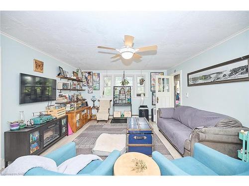 3232 Cherry Avenue, Ridgeway, ON - Indoor Photo Showing Living Room