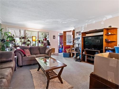 236 Plymouth Road, Welland, ON - Indoor Photo Showing Living Room