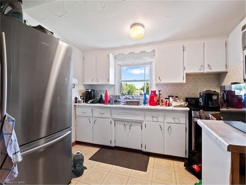 236 Plymouth Road, Welland, ON - Indoor Photo Showing Kitchen