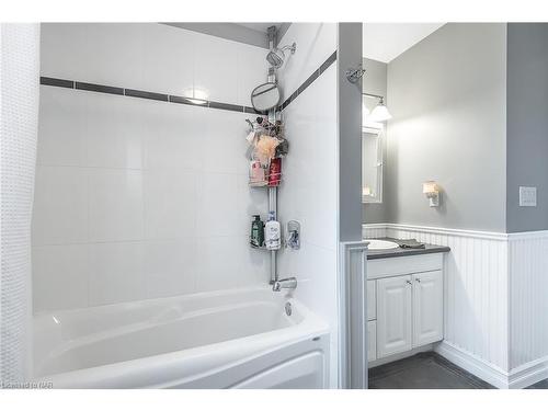 442 Barrick Road, Port Colborne, ON - Indoor Photo Showing Bathroom