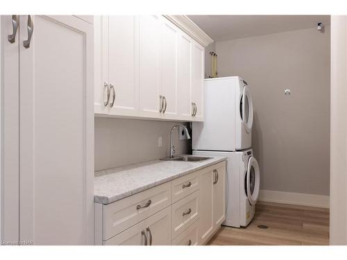 604-77 Yates Street, St. Catharines, ON - Indoor Photo Showing Laundry Room