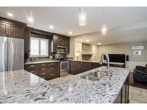 46 Millbridge Cres Crescent, Fonthill, ON - Indoor Photo Showing Kitchen With Double Sink With Upgraded Kitchen