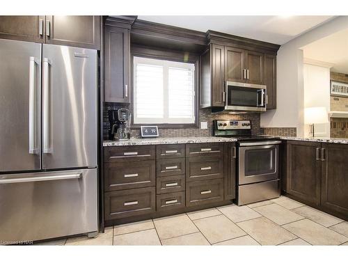 46 Millbridge Cres Crescent, Fonthill, ON - Indoor Photo Showing Kitchen With Upgraded Kitchen