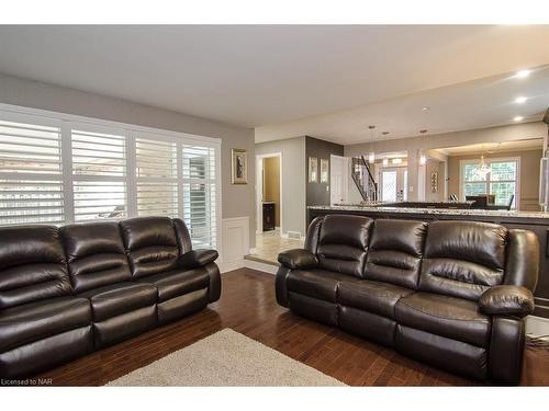 46 Millbridge Cres Crescent, Fonthill, ON - Indoor Photo Showing Living Room