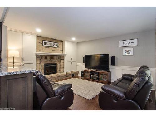 46 Millbridge Cres Crescent, Fonthill, ON - Indoor Photo Showing Living Room With Fireplace