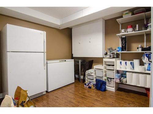 46 Millbridge Cres Crescent, Fonthill, ON - Indoor Photo Showing Laundry Room