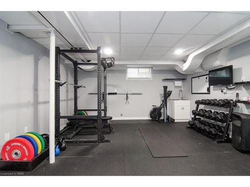 46 Millbridge Cres Crescent, Fonthill, ON - Indoor Photo Showing Garage