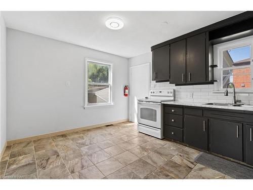 25 Sherbourne Street, St. Catharines, ON - Indoor Photo Showing Kitchen