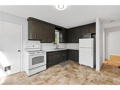 25 Sherbourne Street, St. Catharines, ON - Indoor Photo Showing Kitchen With Double Sink