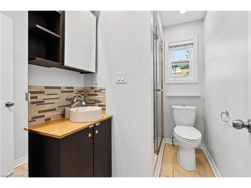 25 Sherbourne Street, St. Catharines, ON - Indoor Photo Showing Bathroom