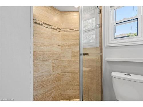 25 Sherbourne Street, St. Catharines, ON - Indoor Photo Showing Bathroom