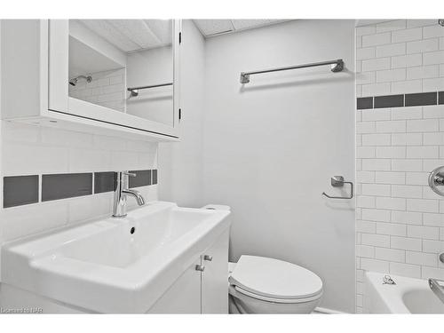 25 Sherbourne Street, St. Catharines, ON - Indoor Photo Showing Bathroom