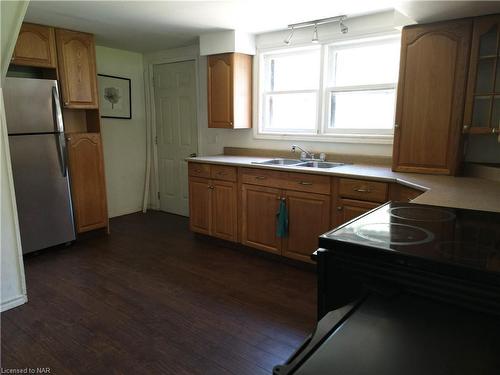 154 Park Street, Ridgeway, ON - Indoor Photo Showing Kitchen With Double Sink