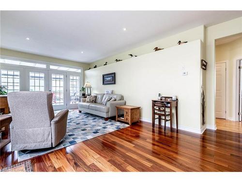 3328 Dustan Street, Vineland Station, ON - Indoor Photo Showing Living Room