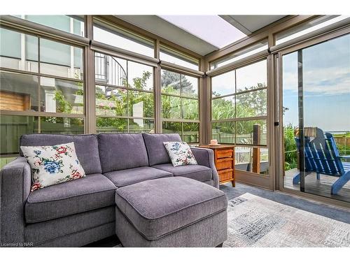 3328 Dustan Street, Vineland Station, ON - Indoor Photo Showing Living Room