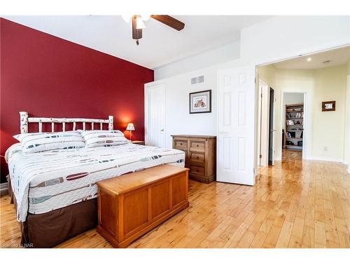 3328 Dustan Street, Vineland Station, ON - Indoor Photo Showing Bedroom