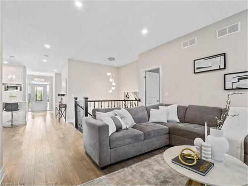 110 North Valley Drive, Welland, ON - Indoor Photo Showing Living Room