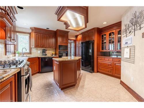 7775 St. Augustine Drive, Niagara Falls, ON - Indoor Photo Showing Kitchen