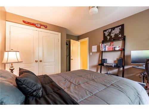 7775 St. Augustine Drive, Niagara Falls, ON - Indoor Photo Showing Bedroom