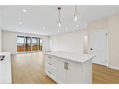 7-300 Richmond Street, Thorold, ON - Indoor Photo Showing Kitchen