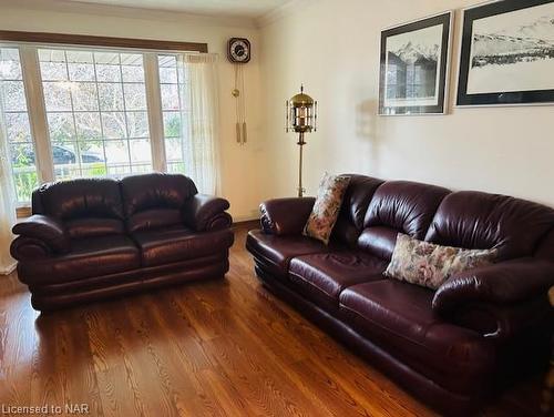 3284 Tramore Crescent, Niagara Falls, ON - Indoor Photo Showing Living Room