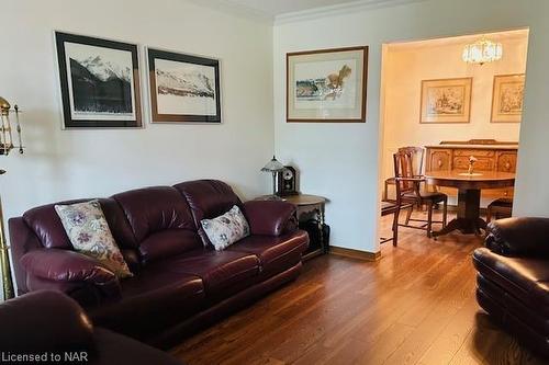 3284 Tramore Crescent, Niagara Falls, ON - Indoor Photo Showing Living Room