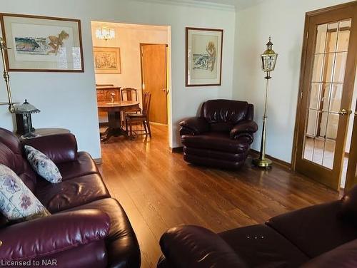 3284 Tramore Crescent, Niagara Falls, ON - Indoor Photo Showing Living Room