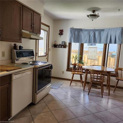 3284 Tramore Crescent, Niagara Falls, ON - Indoor Photo Showing Kitchen