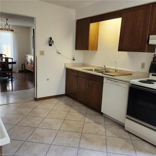 3284 Tramore Crescent, Niagara Falls, ON - Indoor Photo Showing Kitchen With Double Sink