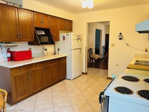 3284 Tramore Crescent, Niagara Falls, ON - Indoor Photo Showing Kitchen