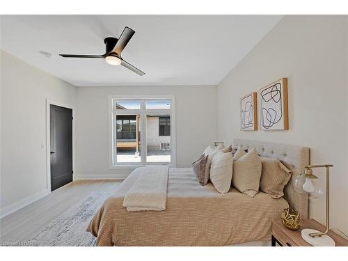 2-300 Richmond Street, Thorold, ON - Indoor Photo Showing Bedroom