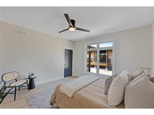 2-300 Richmond Street, Thorold, ON - Indoor Photo Showing Bedroom