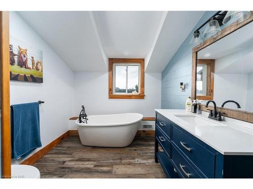 1622 Bertie Street, Fort Erie, ON - Indoor Photo Showing Bathroom