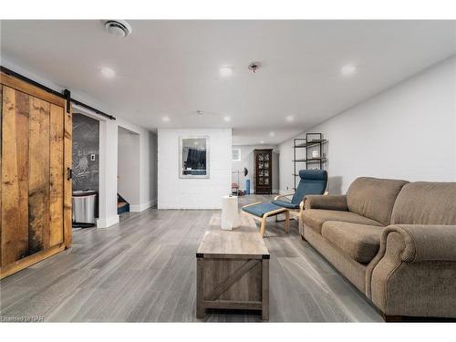 1622 Bertie Street, Fort Erie, ON - Indoor Photo Showing Living Room