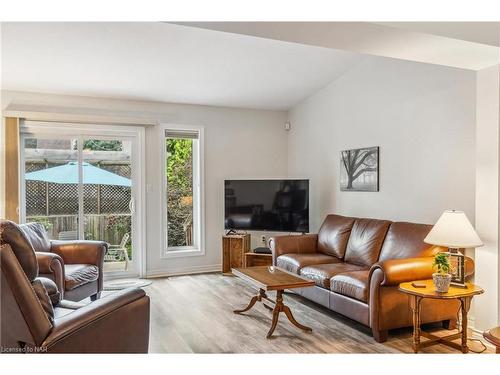 12 Flynn Court, St. Catharines, ON - Indoor Photo Showing Living Room