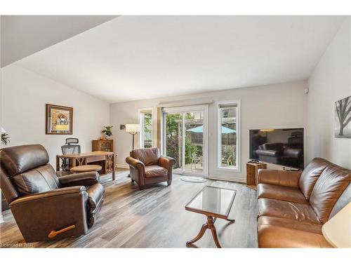 12 Flynn Court, St. Catharines, ON - Indoor Photo Showing Living Room