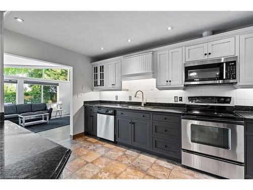 404 Line 2 Road, Niagara-On-The-Lake, ON - Indoor Photo Showing Kitchen