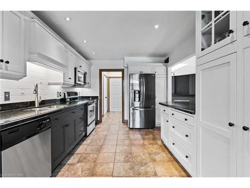 404 Line 2 Road, Niagara-On-The-Lake, ON - Indoor Photo Showing Kitchen With Double Sink