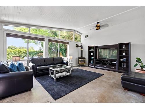 404 Line 2 Road, Niagara-On-The-Lake, ON - Indoor Photo Showing Living Room