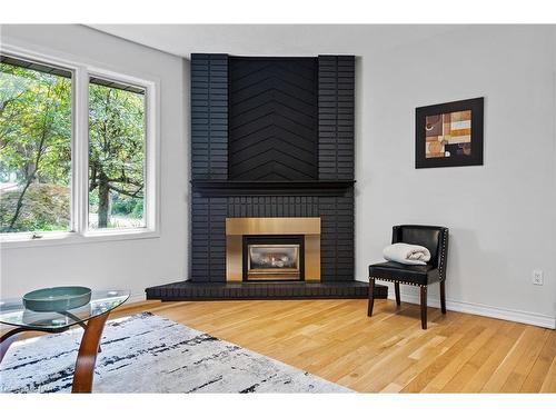 404 Line 2 Road, Niagara-On-The-Lake, ON - Indoor Photo Showing Living Room With Fireplace