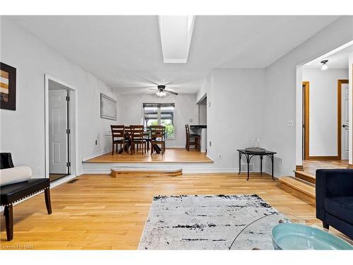 404 Line 2 Road, Niagara-On-The-Lake, ON - Indoor Photo Showing Living Room