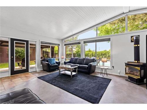 404 Line 2 Road, Niagara-On-The-Lake, ON - Indoor Photo Showing Living Room With Fireplace