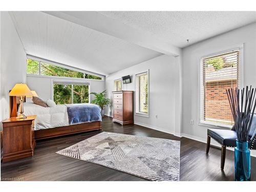 404 Line 2 Road, Niagara-On-The-Lake, ON - Indoor Photo Showing Bedroom