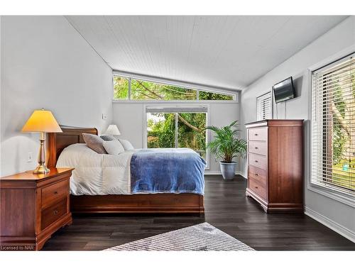 404 Line 2 Road, Niagara-On-The-Lake, ON - Indoor Photo Showing Bedroom