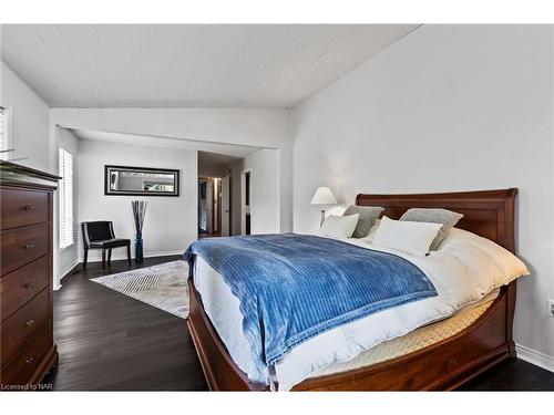 404 Line 2 Road, Niagara-On-The-Lake, ON - Indoor Photo Showing Bedroom