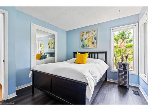 404 Line 2 Road, Niagara-On-The-Lake, ON - Indoor Photo Showing Bedroom