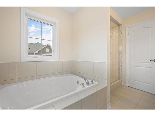 71 Sun Haven Lane, Thorold, ON - Indoor Photo Showing Bathroom