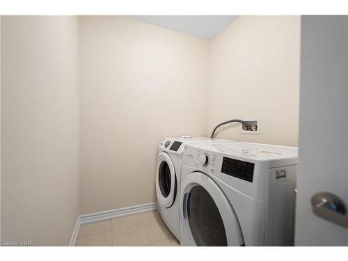 71 Sun Haven Lane, Thorold, ON - Indoor Photo Showing Laundry Room