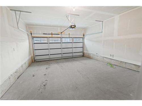 71 Sun Haven Lane, Thorold, ON - Indoor Photo Showing Garage