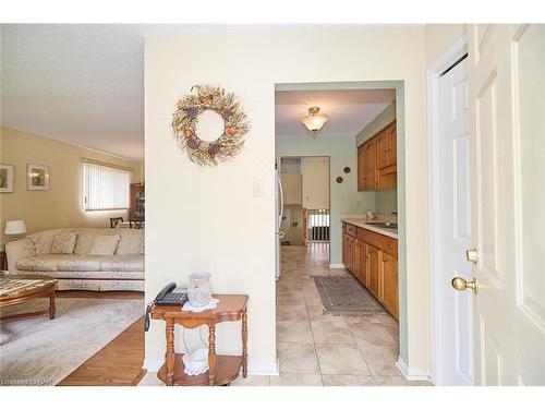 7395 Alex Avenue, Niagara Falls, ON - Indoor Photo Showing Living Room